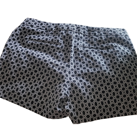 Banana Republic Black and White Patterned Shorts 2 - Picture 3 of 3
